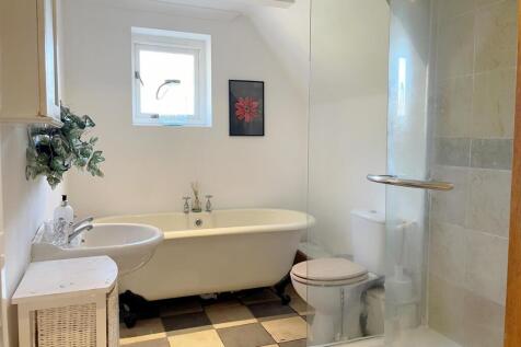 Bathroom 1.JPG