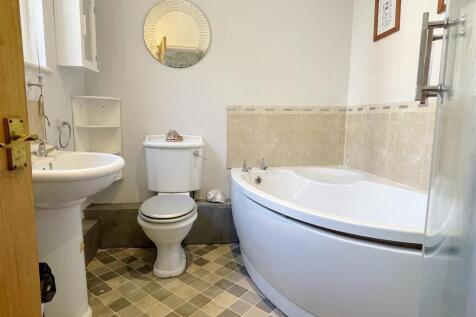 Bathroom 2.JPG