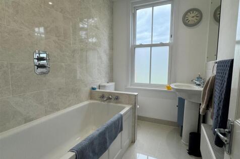 Bathroom 2.JPG