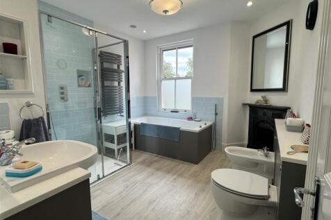 Bathroom 1.JPG