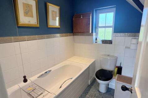 Bathroom 1.JPG