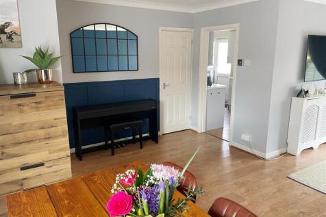 Dining Area 1.JPG