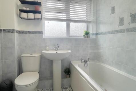 Bathroom 1.JPG