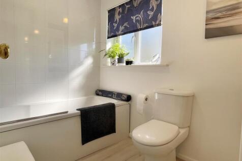 Bathroom 1.JPG