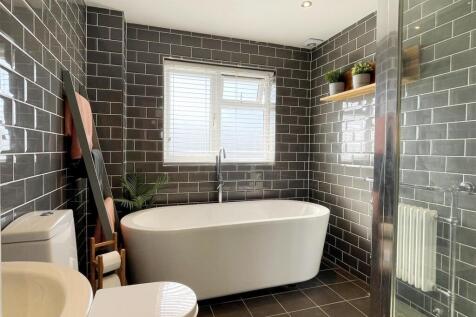Bathroom 1.JPG