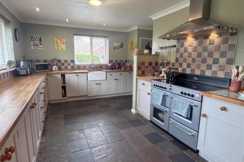 Kitchen 1.JPG