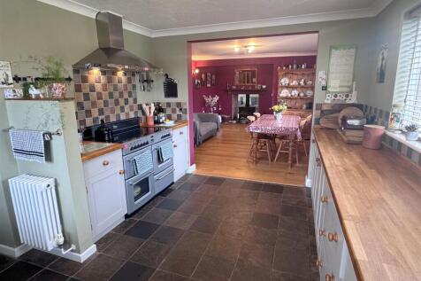 Kitchen 2.JPG