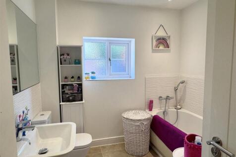 Bathroom 1.JPG