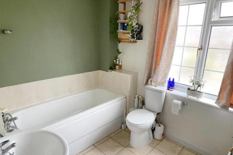 Bathroom 1.JPG