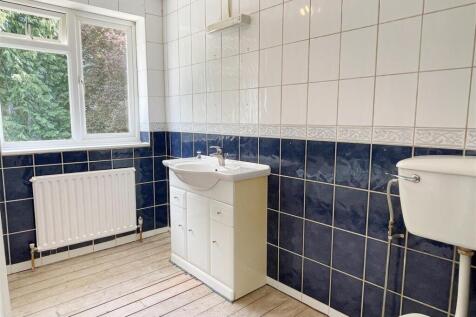 Bathroom 1a.JPG
