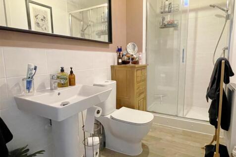 En Suite 2.JPG