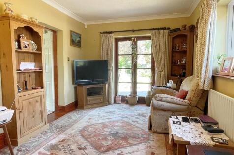 Family Room 1.JPG