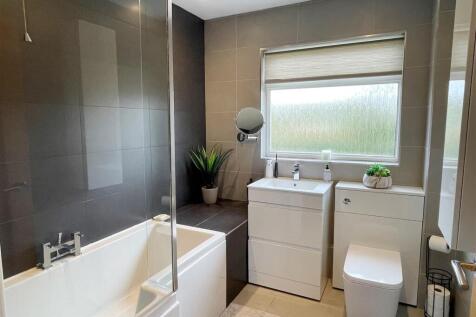 Bathroom 1.JPG