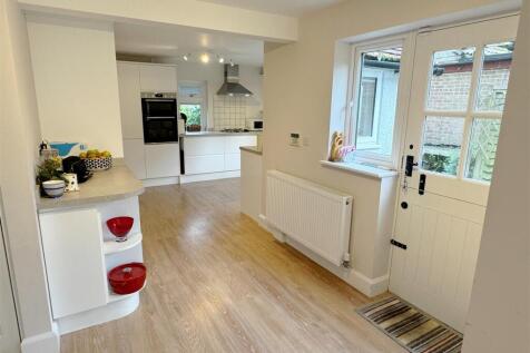 Breakfast Area - Kitch 1.JPG