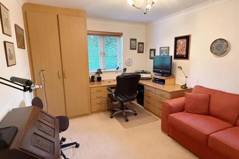 Bed 3 - Home Office.JPG