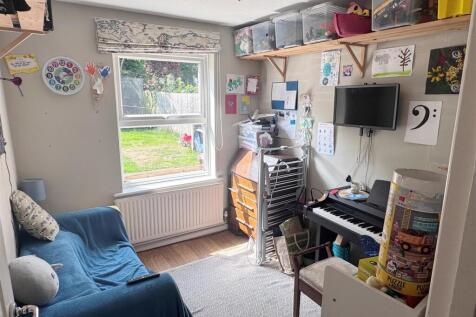 Family Room 1.JPG