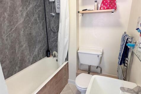 Bathroom 1.JPG