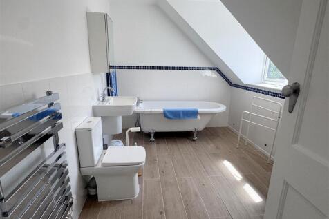 Family Bathroom 1.JPG
