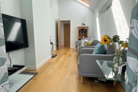 Family Room 1.JPG