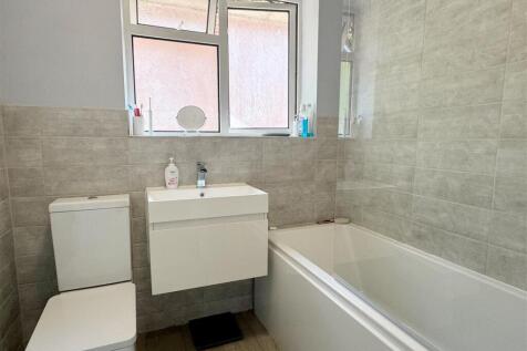Bathroom 1.JPG