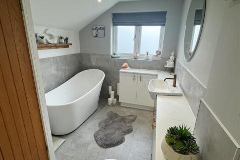 Bathroom 1.JPG