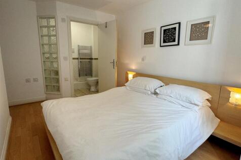 Master Bedroom 1b.JPG