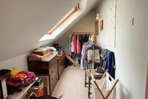 Bed 1 walk in wardrobe.JPG