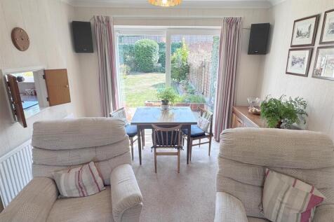 Dining Area 1.JPG