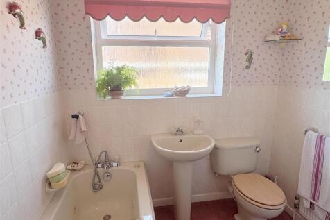 Bathroom 1.JPG