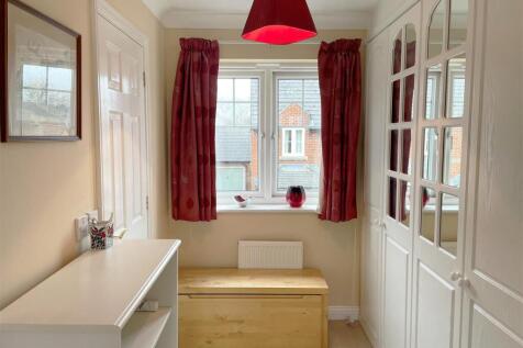 Bed 1 Dressing Area.JPG