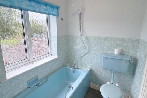 Bathroom 1.JPG