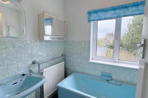 Bathroom 2.JPG