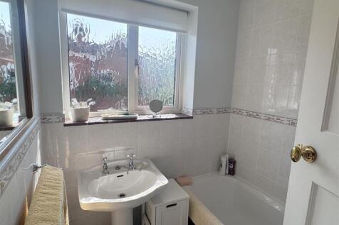 Bathroom 1.JPG