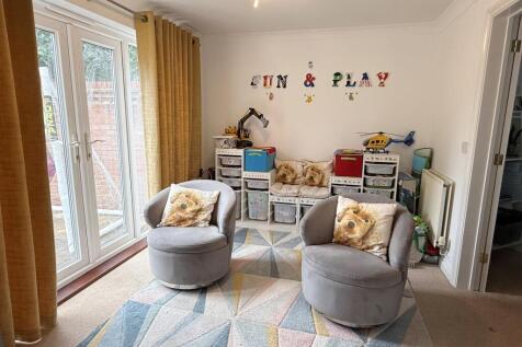 Family Room 1.JPG