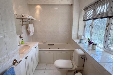 Ensuite 1.JPG
