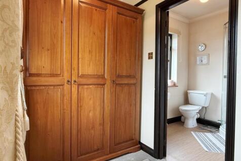Dressing Area to En Suite 1.JPG