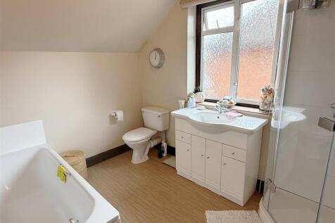 Bathroom 1.JPG