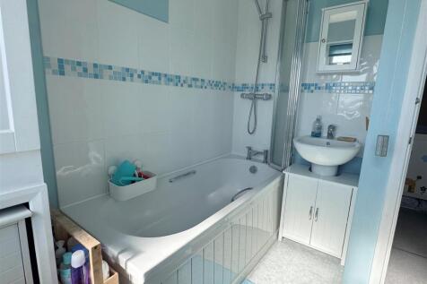 Bathroom 1a.JPG