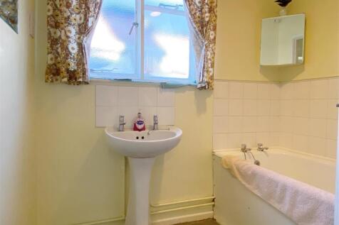 Bathroom 1.jpeg