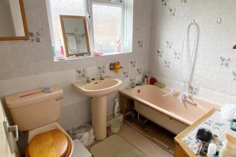 Bathroom 1.JPG