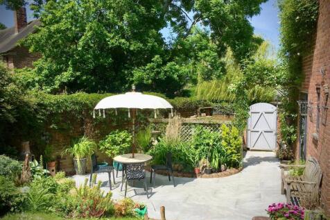 Grd patio area 2 summer.JPG