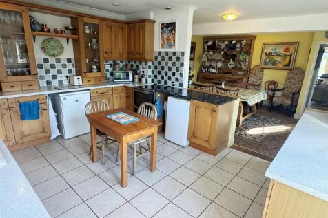 Kitch - Dining 1.JPG