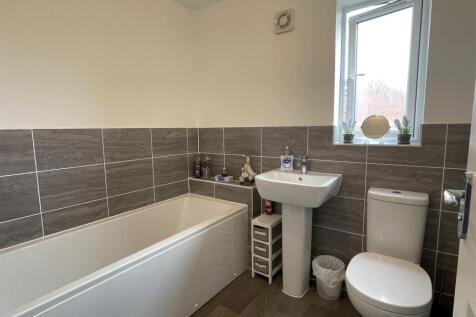 44 Tasker Way Photo-Family Bathroom.jpg