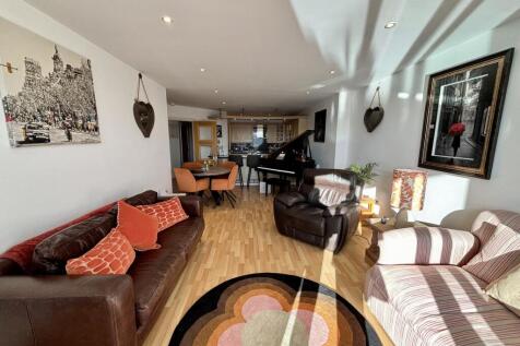 Living Area (5)