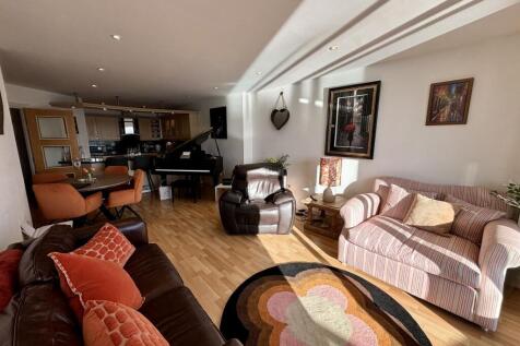 Living Area (4)
