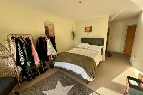 Bedroom 1 (2)