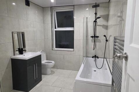 Family bathroom pic 3