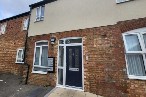 1 person wanted to share a 2 Bedroom Flat. All Bi