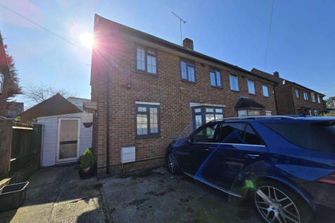 3 Bed Semi-Detached Family House including Fabulo