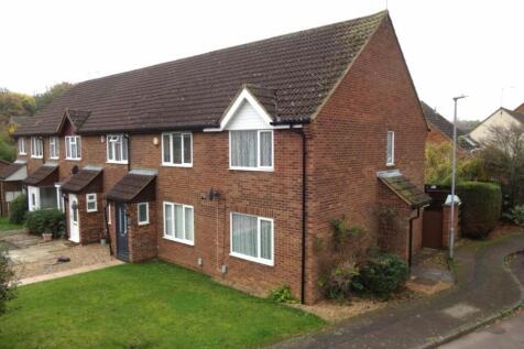 Just Decorated, Clean &amp; Spacious 2 BED House with